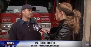 外国理发师吃瓜视频,视频走红网络，网友热议不已